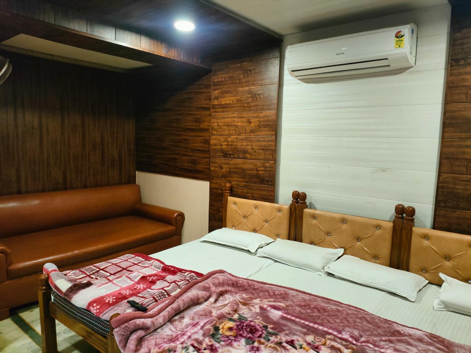 Sgh Guest House Mathura Bagian luar foto