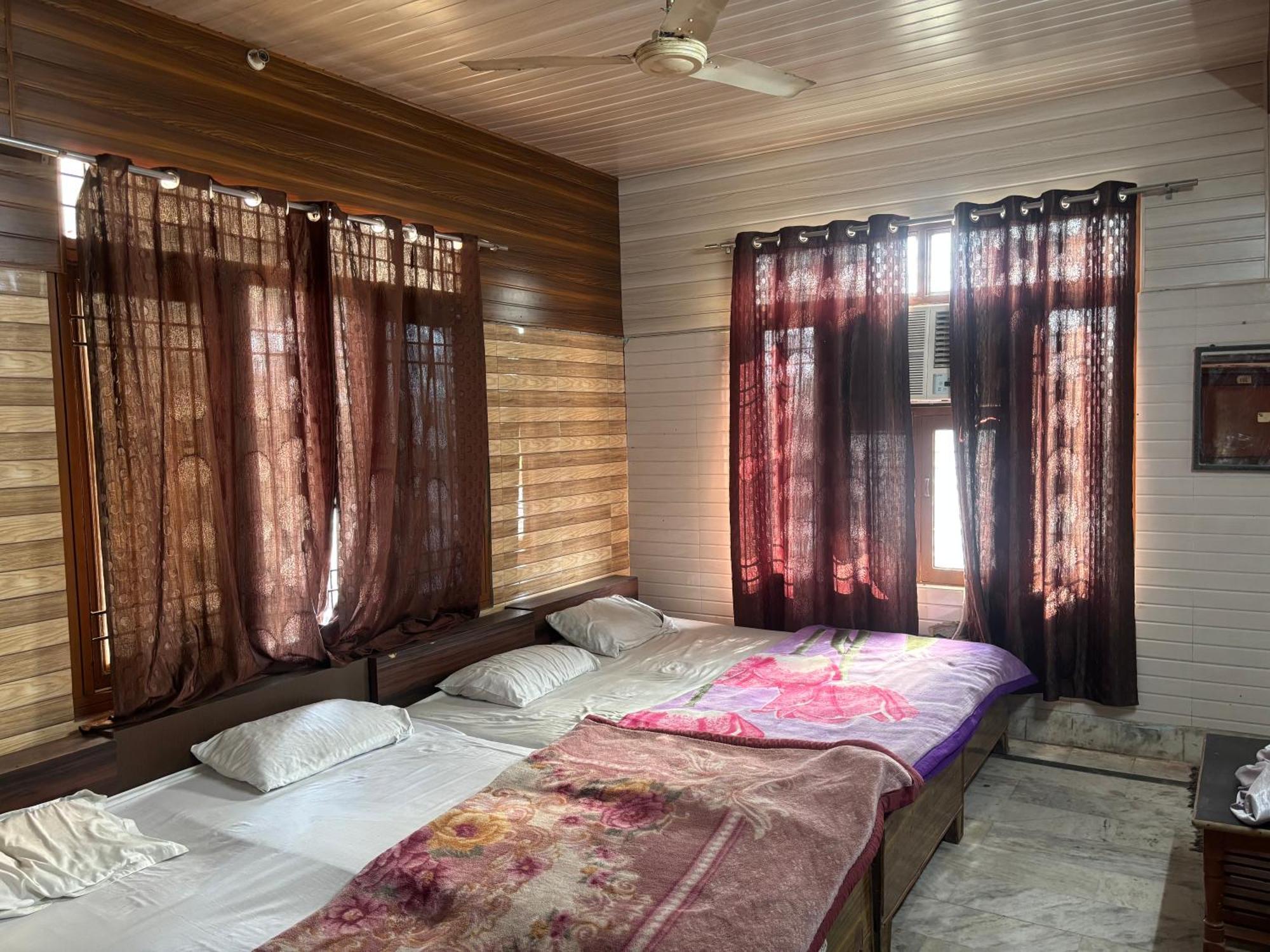 Sgh Guest House Mathura Bagian luar foto
