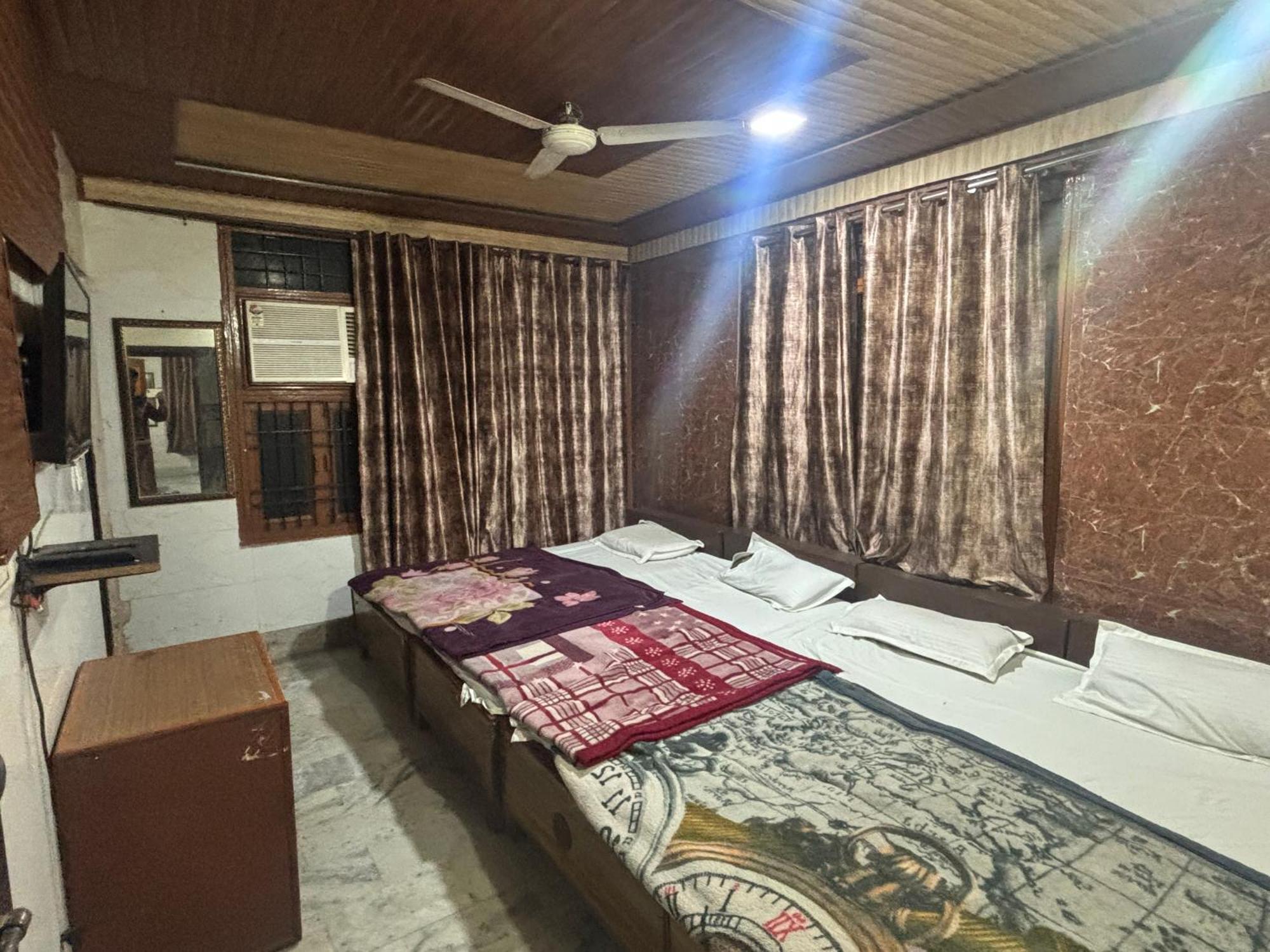 Sgh Guest House Mathura Bagian luar foto