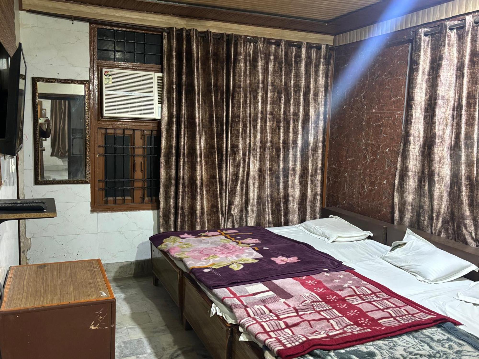 Sgh Guest House Mathura Bagian luar foto