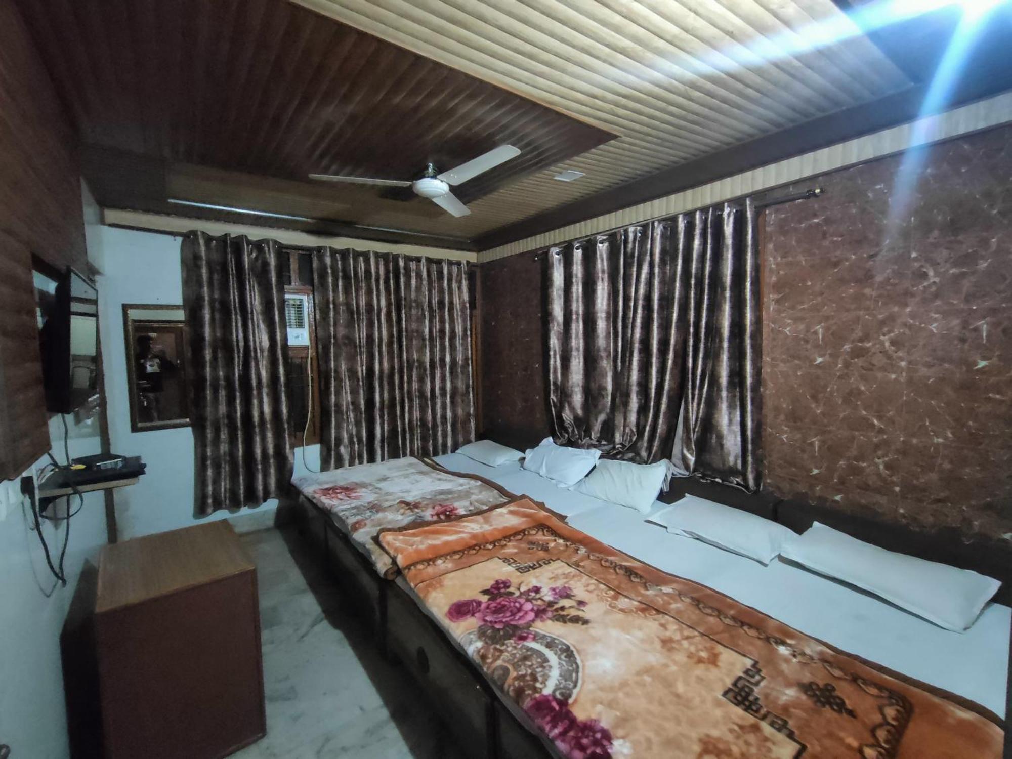 Sgh Guest House Mathura Bagian luar foto